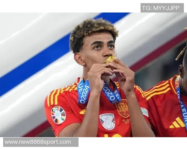 心系男友亚马尔复出战场女友热情助威全场目光聚焦